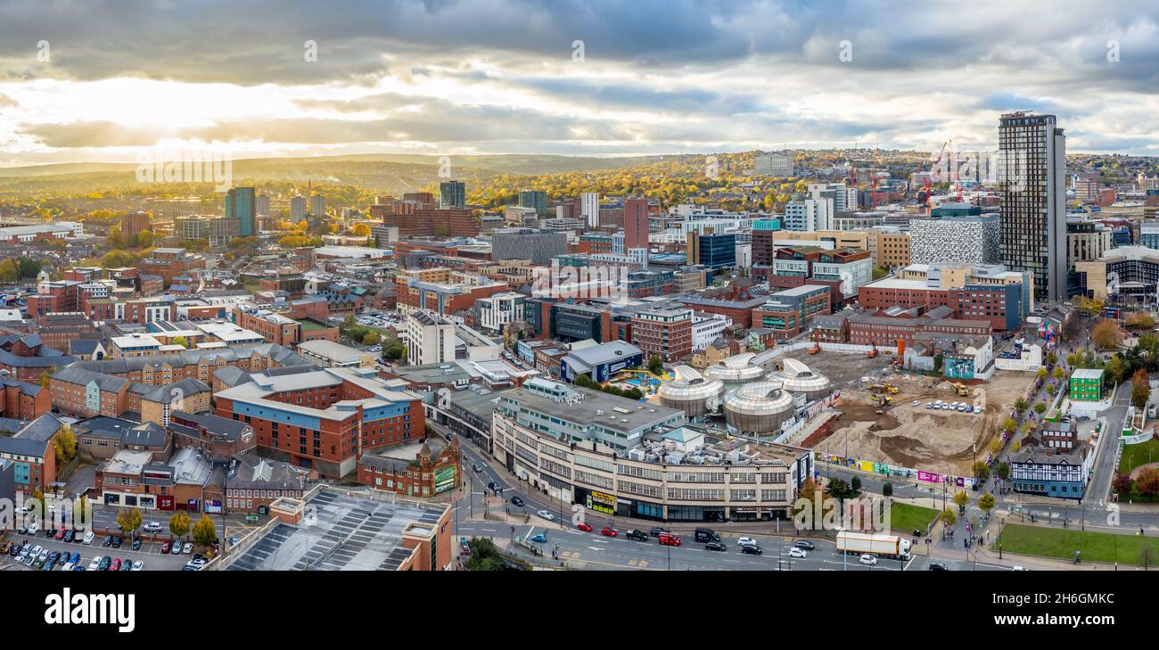 Una vista panoramica aerea del centro di Sheffield al tramonto Foto Stock