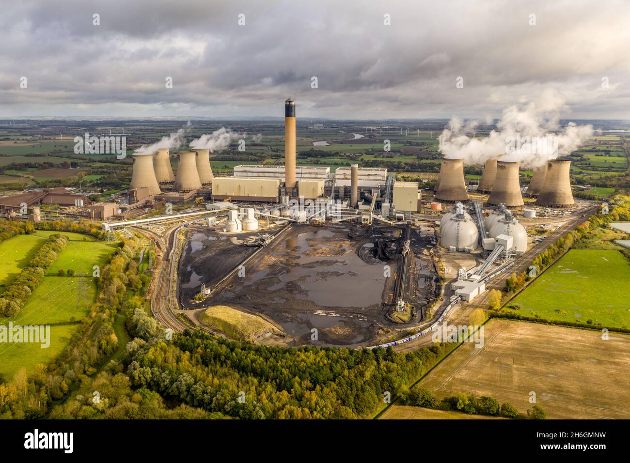 CENTRALE ELETTRICA DRAX, YORKSHIRE, REGNO UNITO - 2 NOVEMBRE 2021. Una vista panoramica aerea della centrale elettrica di Drax che è una stazione a carbone nel Regno Unito generatin Foto Stock