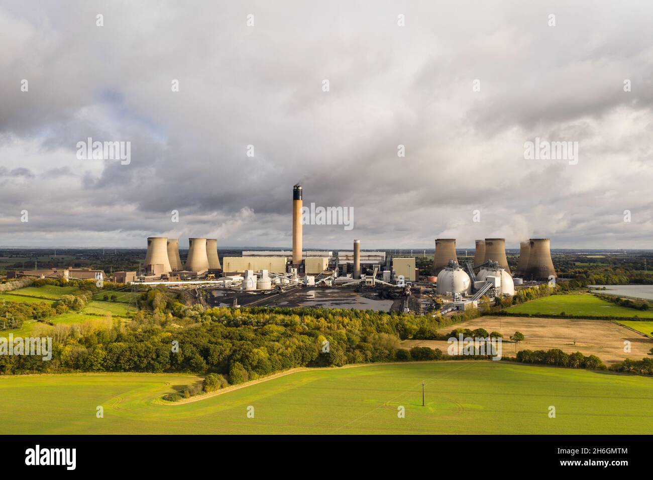 CENTRALE ELETTRICA DRAX, YORKSHIRE, REGNO UNITO - 2 NOVEMBRE 2021. Una vista panoramica aerea della centrale elettrica di Drax che è una stazione a carbone nel Regno Unito generatin Foto Stock