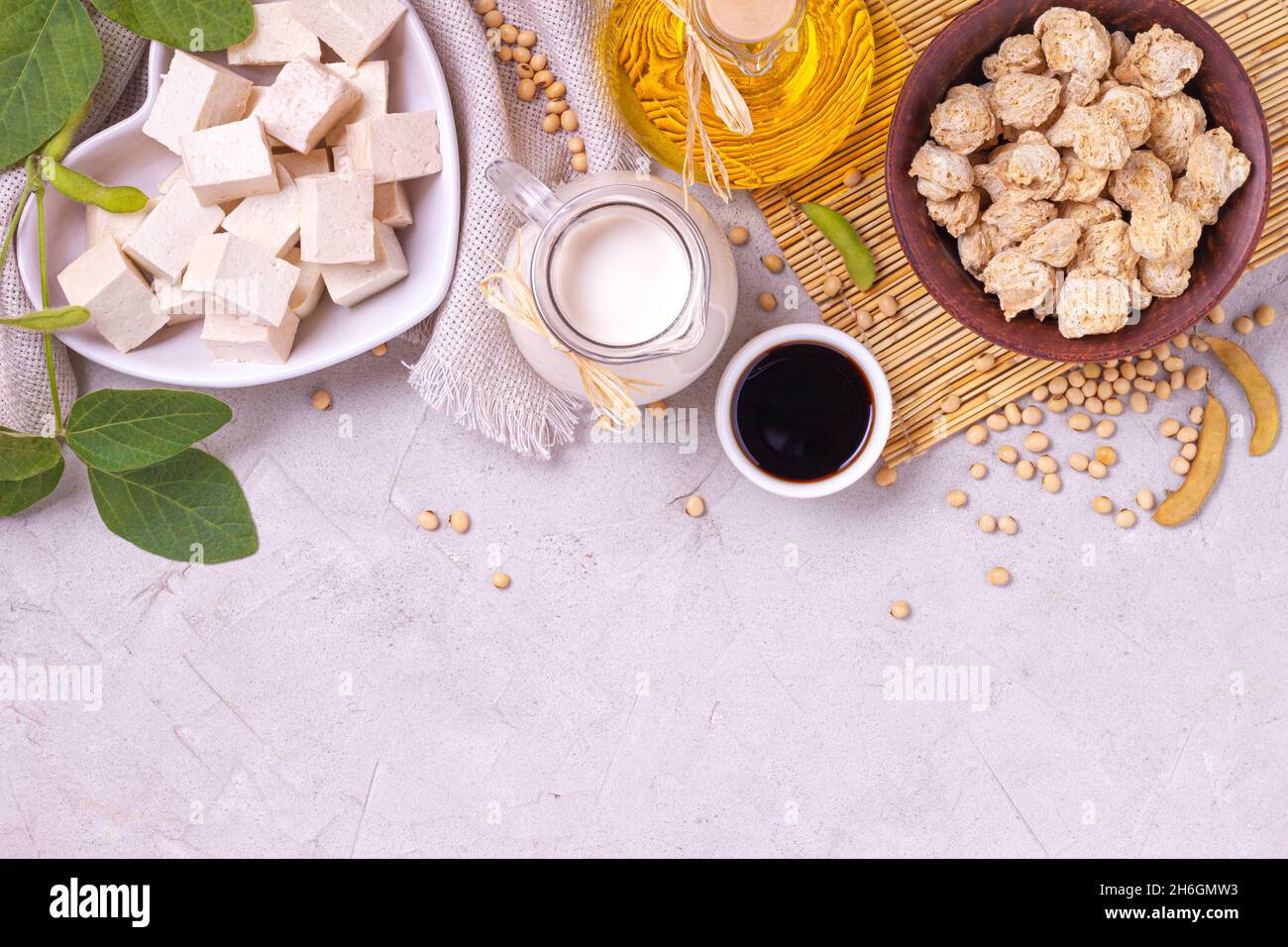 Soia cruda e prodotti di soia, piatto con spazio per il testo, banner orizzontale. Vista dall'alto Foto Stock
