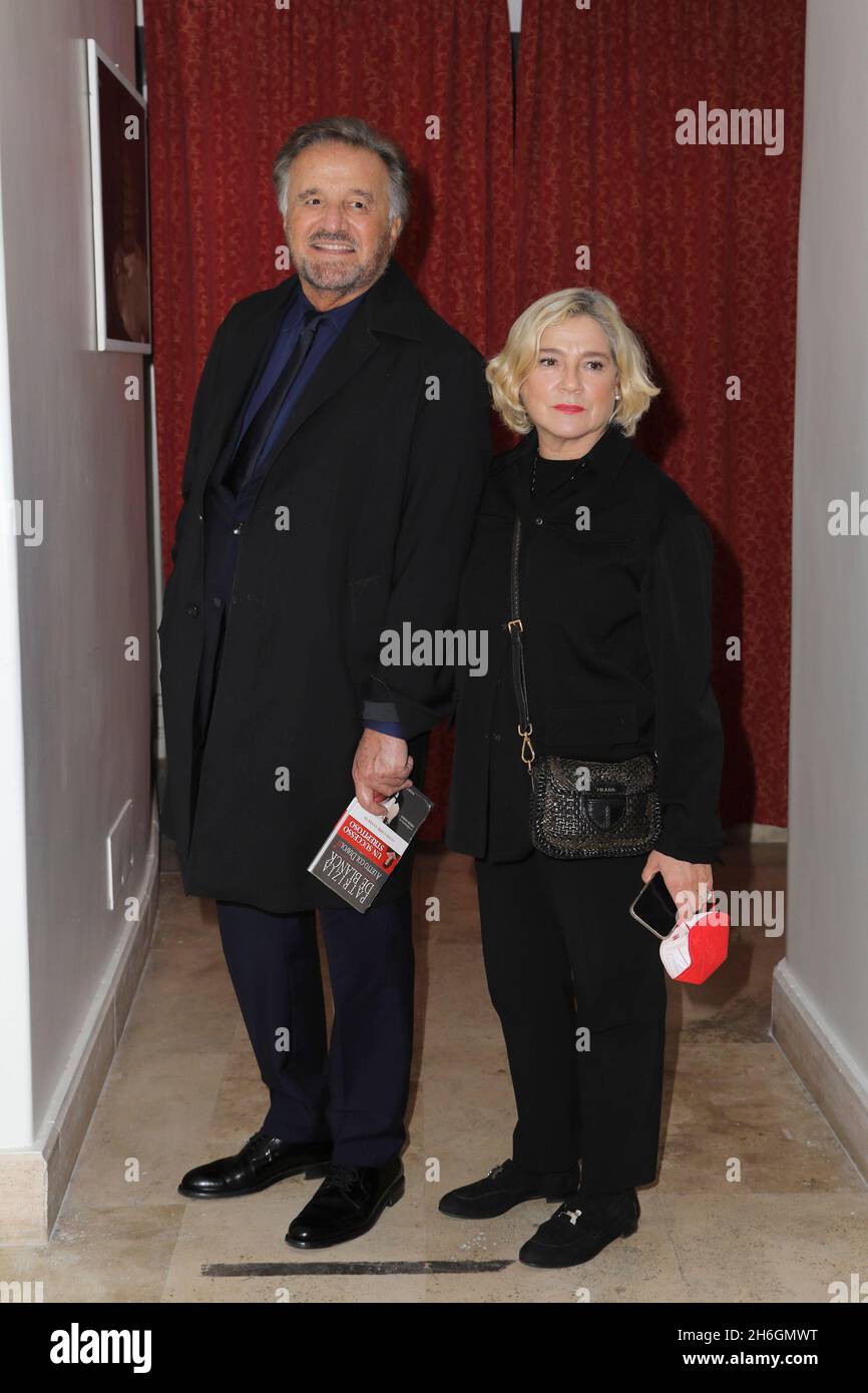 Roma, Italia. 15 Nov 2021. Roma, il cinema di Capranichetta, il primo film documentario "Jet Set - la dolce vita di massimo". Nella foto: Christian De Sica con la moglie Silvia Verdone Credit: Independent Photo Agency/Alamy Live News Foto Stock