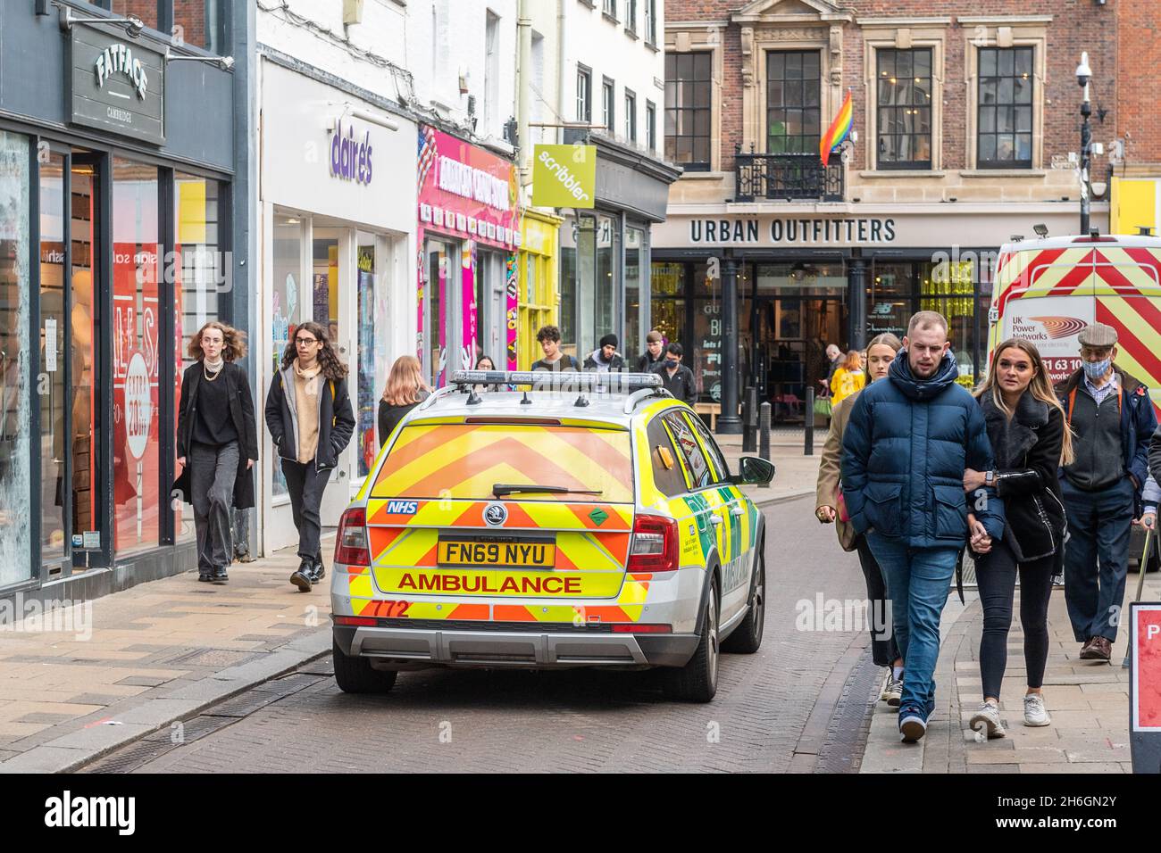NHS Ambulance guida attraverso il centro di Cambridge, Regno Unito. Foto Stock