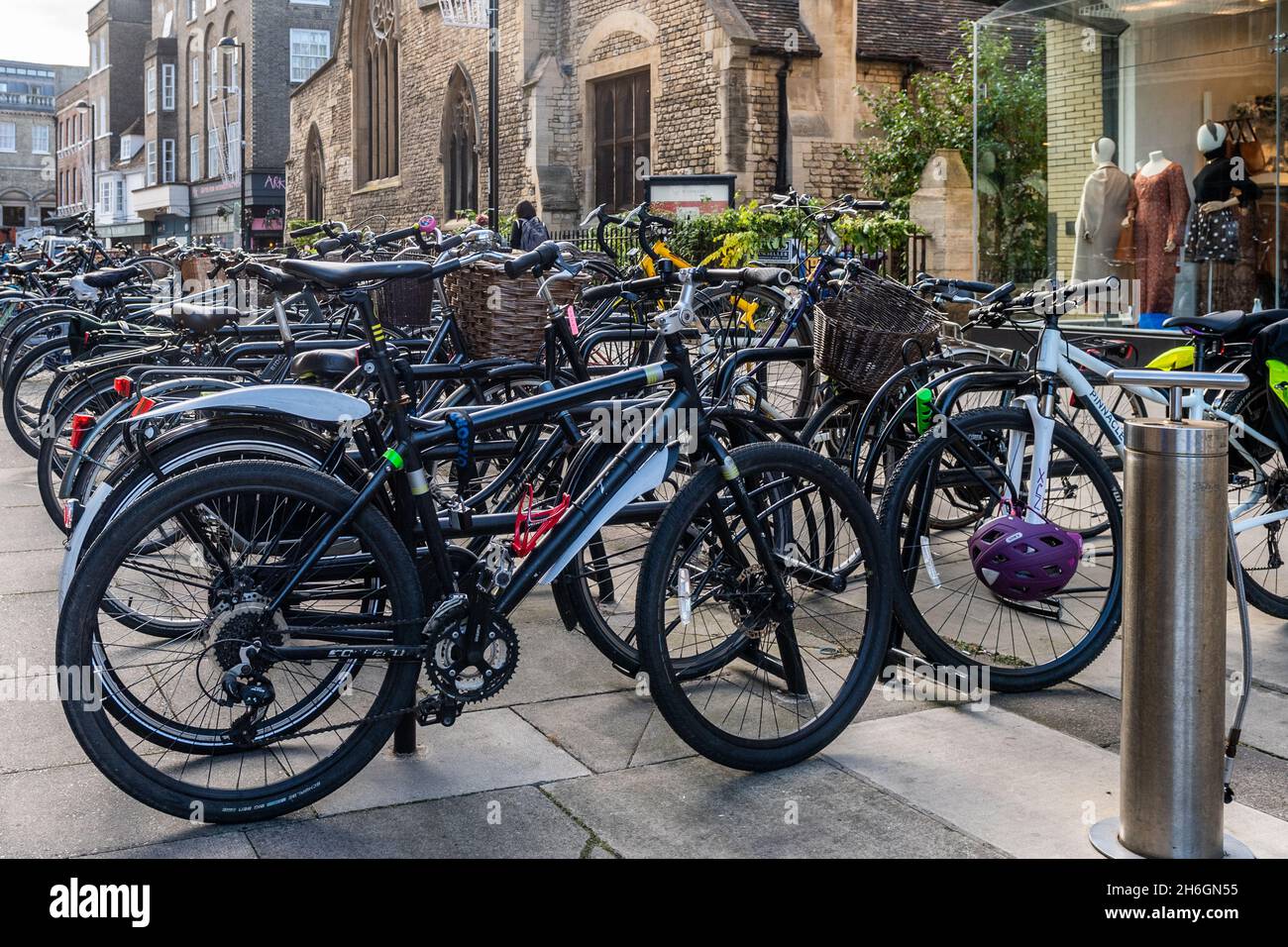 Push bikes parcheggiato a Cambridge, Regno Unito. Foto Stock