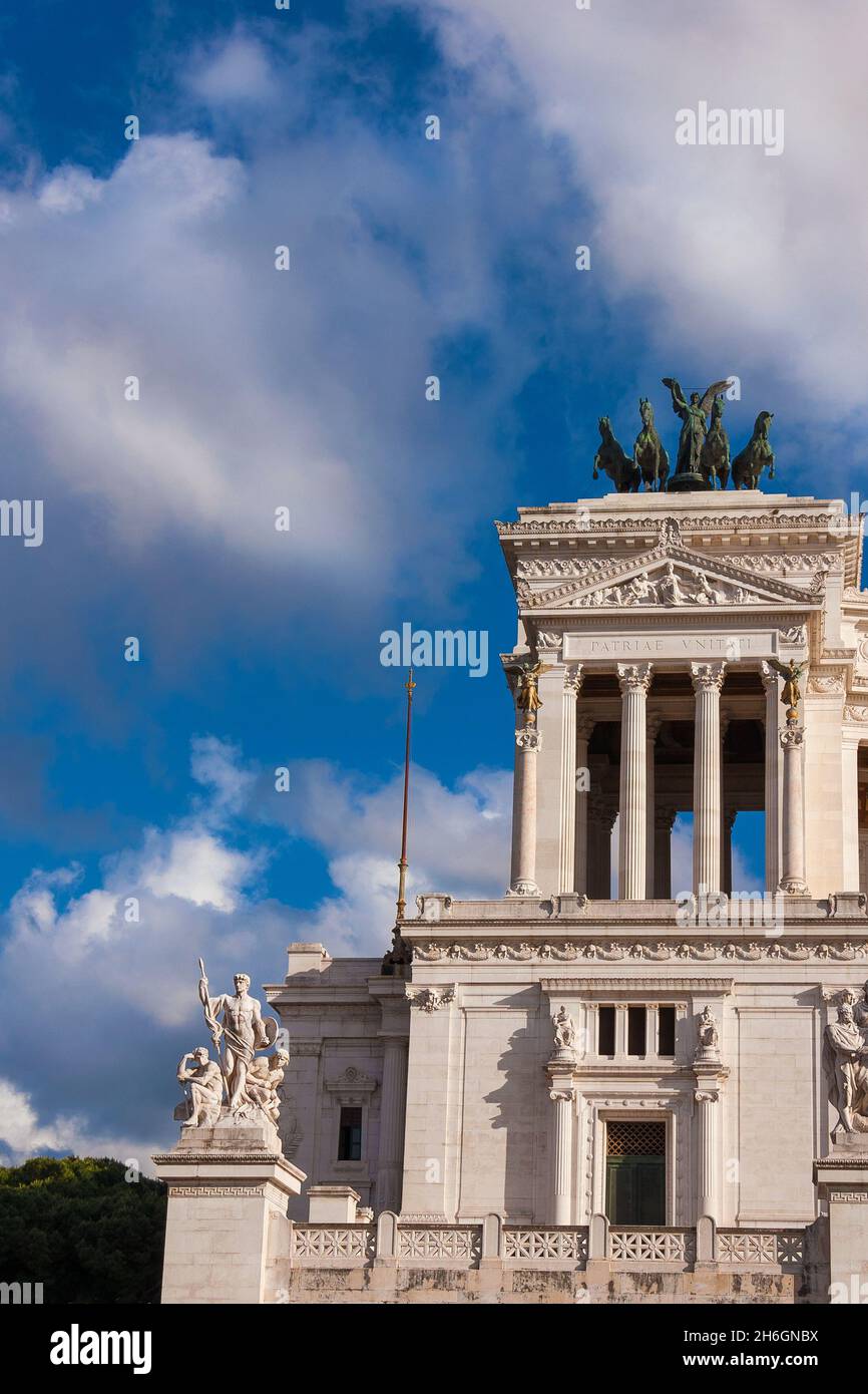 Altare di Nazione o monumento 'Vittoriano', simbolo della nazione e patriottismo italiano, con belle nuvole Foto Stock