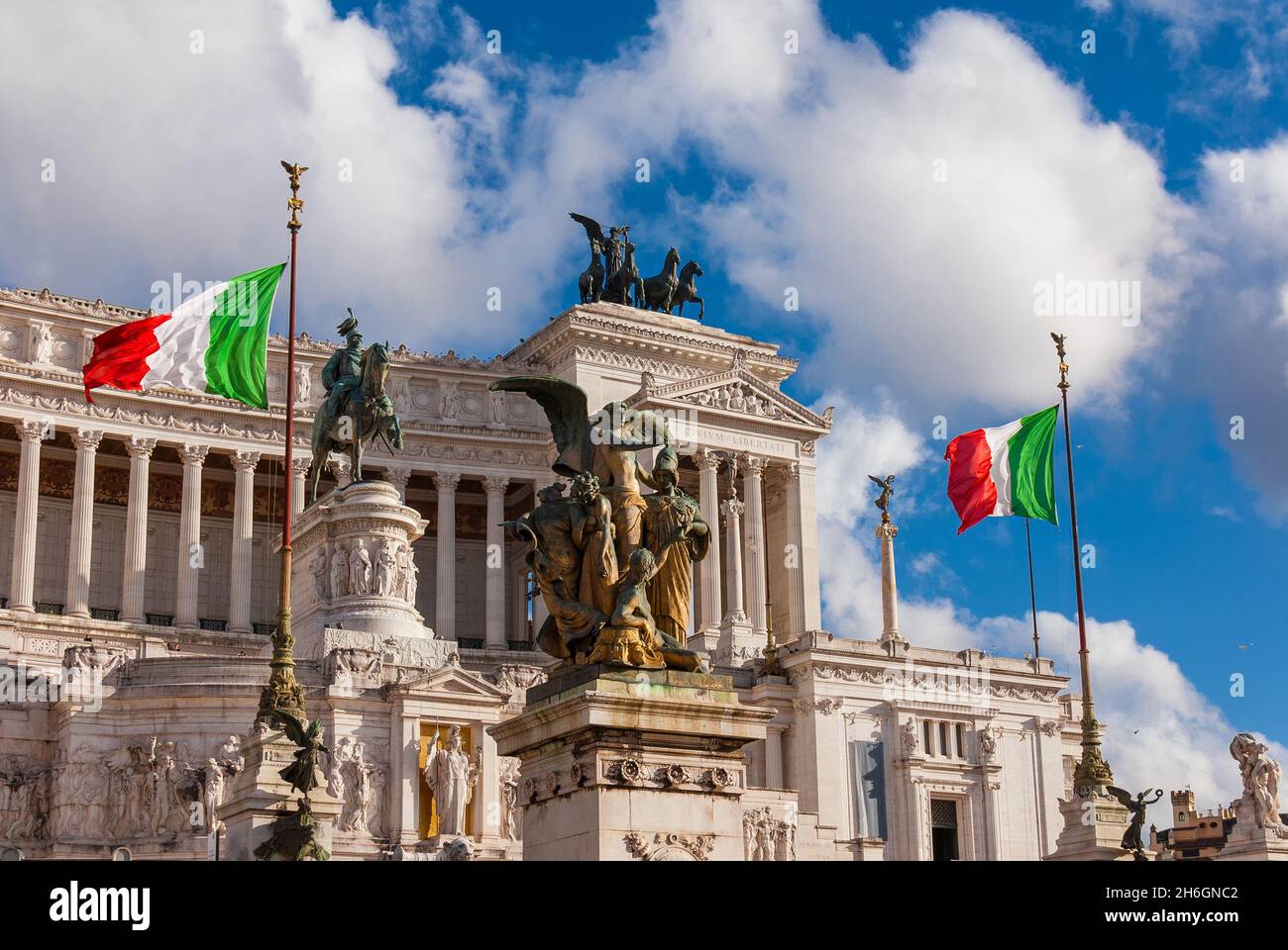 Altare della Nazione o monumento 'Vittoriano', con bandiere italiane che ondeggiano nel vento e belle nuvole Foto Stock