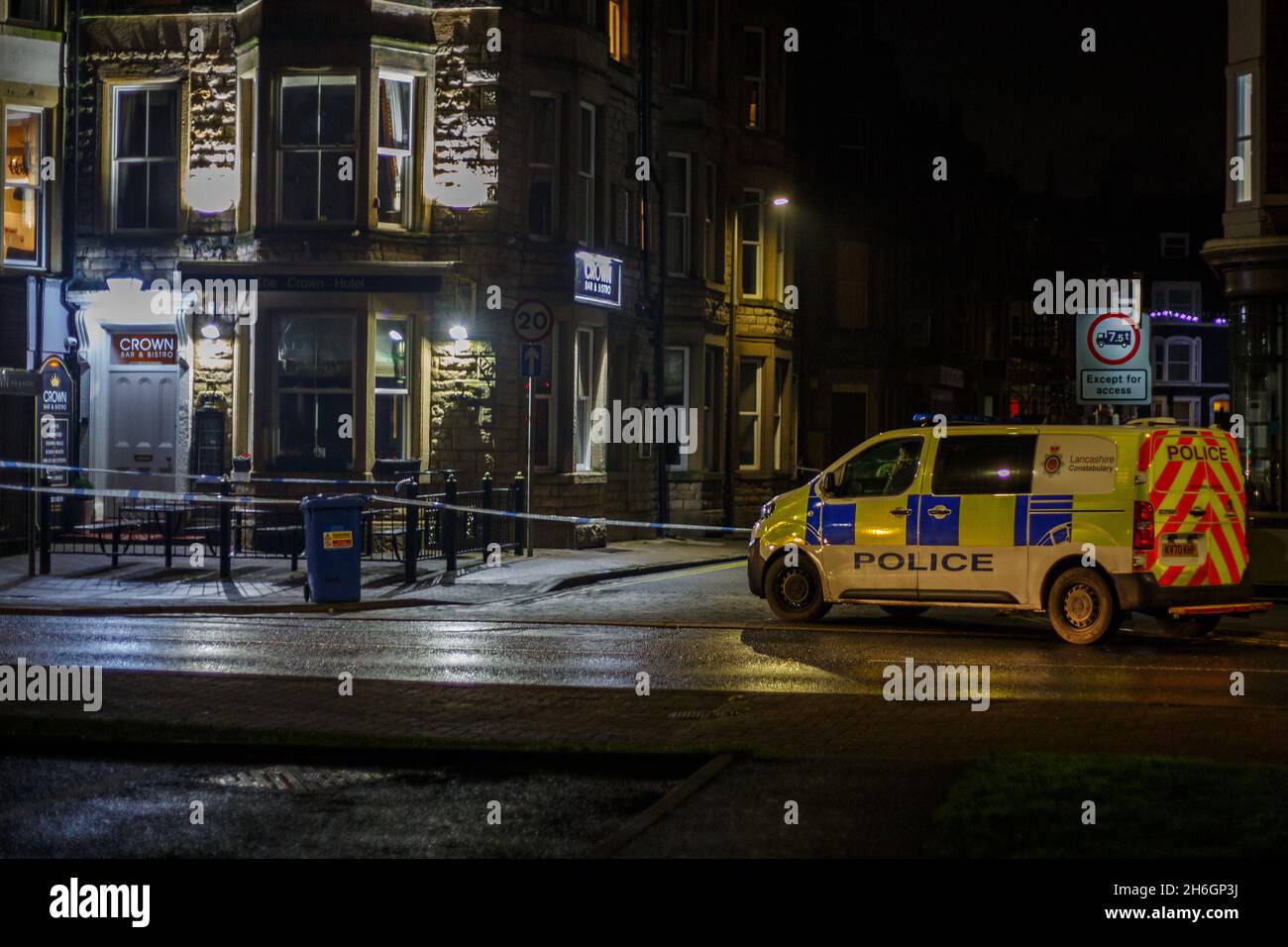 Morecambe Lancashire, Regno Unito. 15 Nov 2021. La polizia del Lancashire ha arrecato un'area di Marine Road Central fuori dal Crown Hotel, chiusa al momento dell'incidente, A seguito di una risposta multipla di polizia e ambulanza dopo una segnalazione di un braccio di fuoco che è stato scaricato alle 5.56 nel vicolo sul retro di Skipton Street dietro il Crown Hotel. Un uomo nei suoi gemelli è stato portato in ospedale in una condizione seria ma stabile. Credit: PN News/Alamy Live News Foto Stock