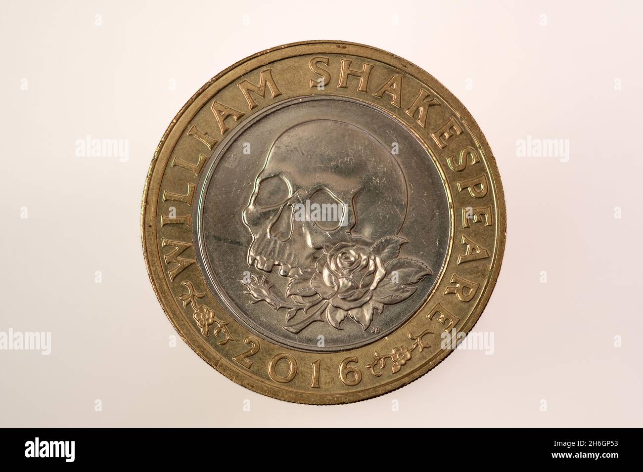 Moneta commemorativa britannica da due libbre che mostra Skull & Rose Foto Stock