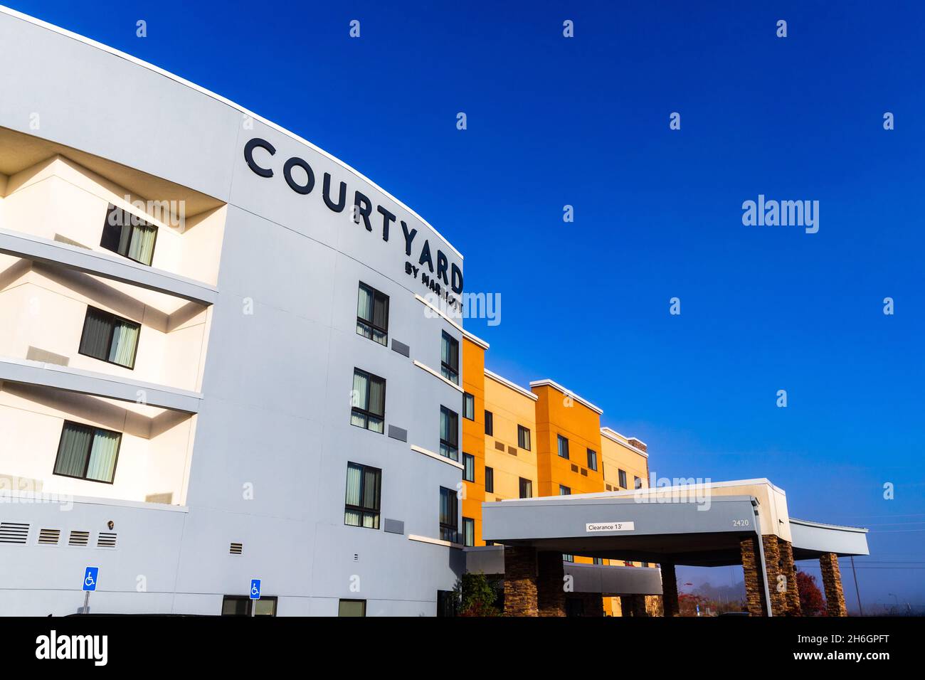 Auburn, Alabama - 12 novembre 2021: Courtyard by Marriott è un hotel di categoria media di proprietà del mio Marriott International Foto Stock