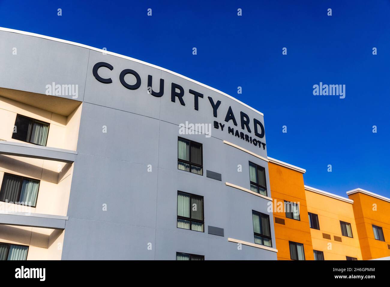 Auburn, Alabama - 12 novembre 2021: Courtyard by Marriott è un hotel di categoria media di proprietà del mio Marriott International Foto Stock