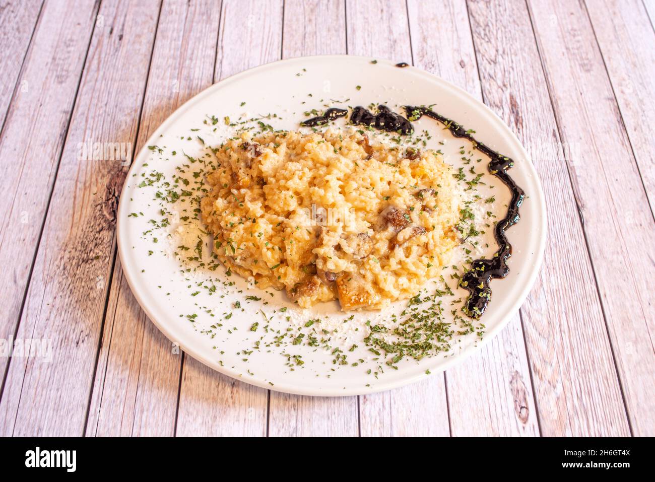 Risotto ai funghi autunnali, con funghi freschi, questo piatto è delizioso. A tutti piace ed è adatto ai vegetariani, che otterranno le loro proteine Foto Stock