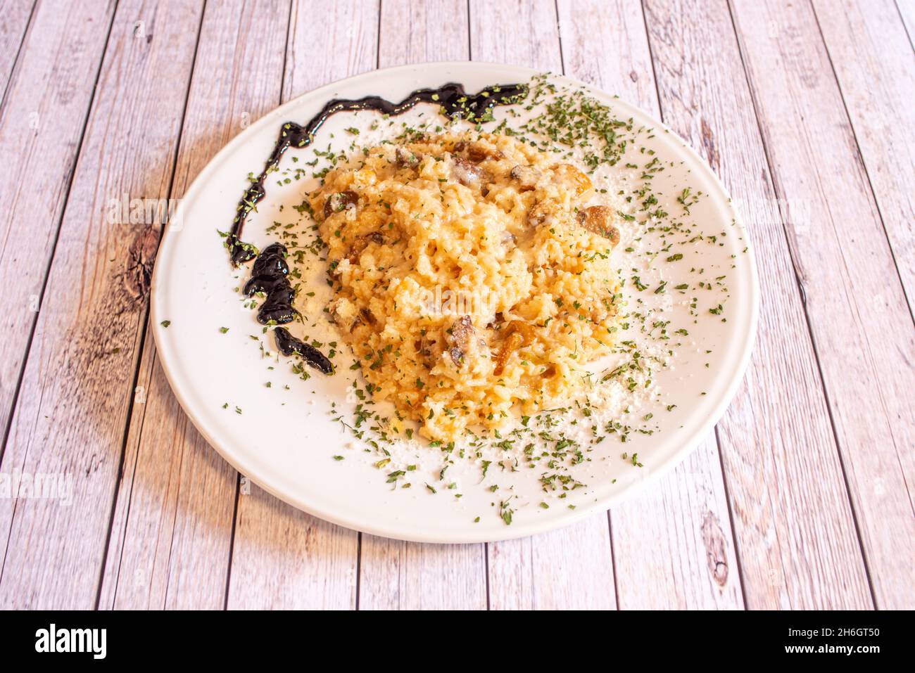 Risotto ai funghi autunnali, con funghi freschi, questo piatto è delizioso. A tutti piace ed è adatto ai vegetariani, che otterranno le loro proteine Foto Stock