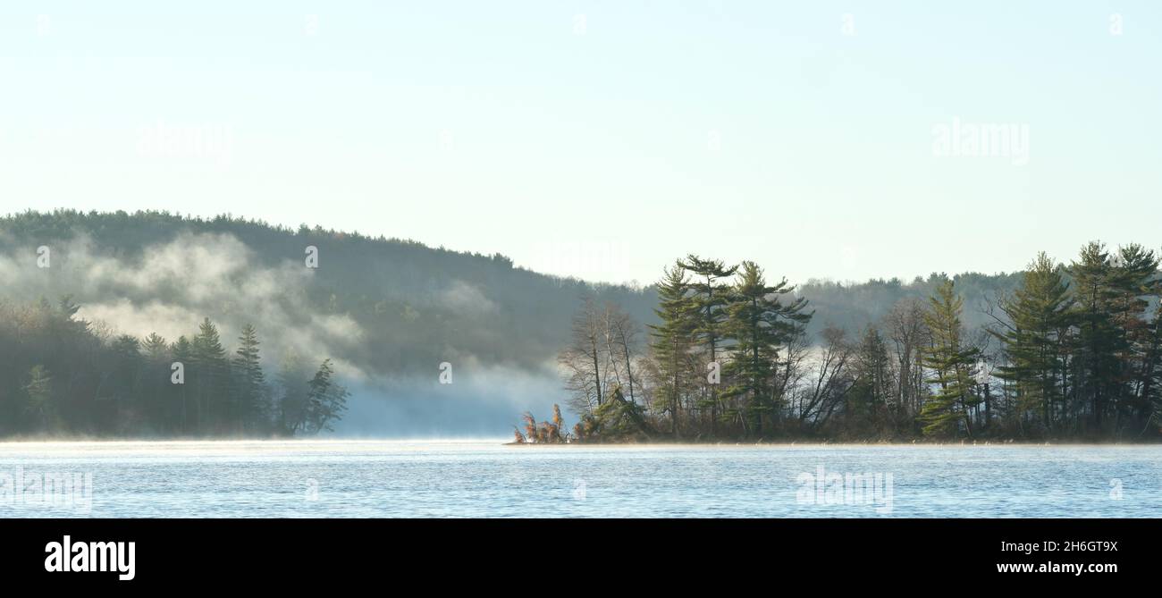 Nebbia mattutina che brucia al largo di Cobbossee (aka Cobbosseeontee) Lago, Maine Foto Stock
