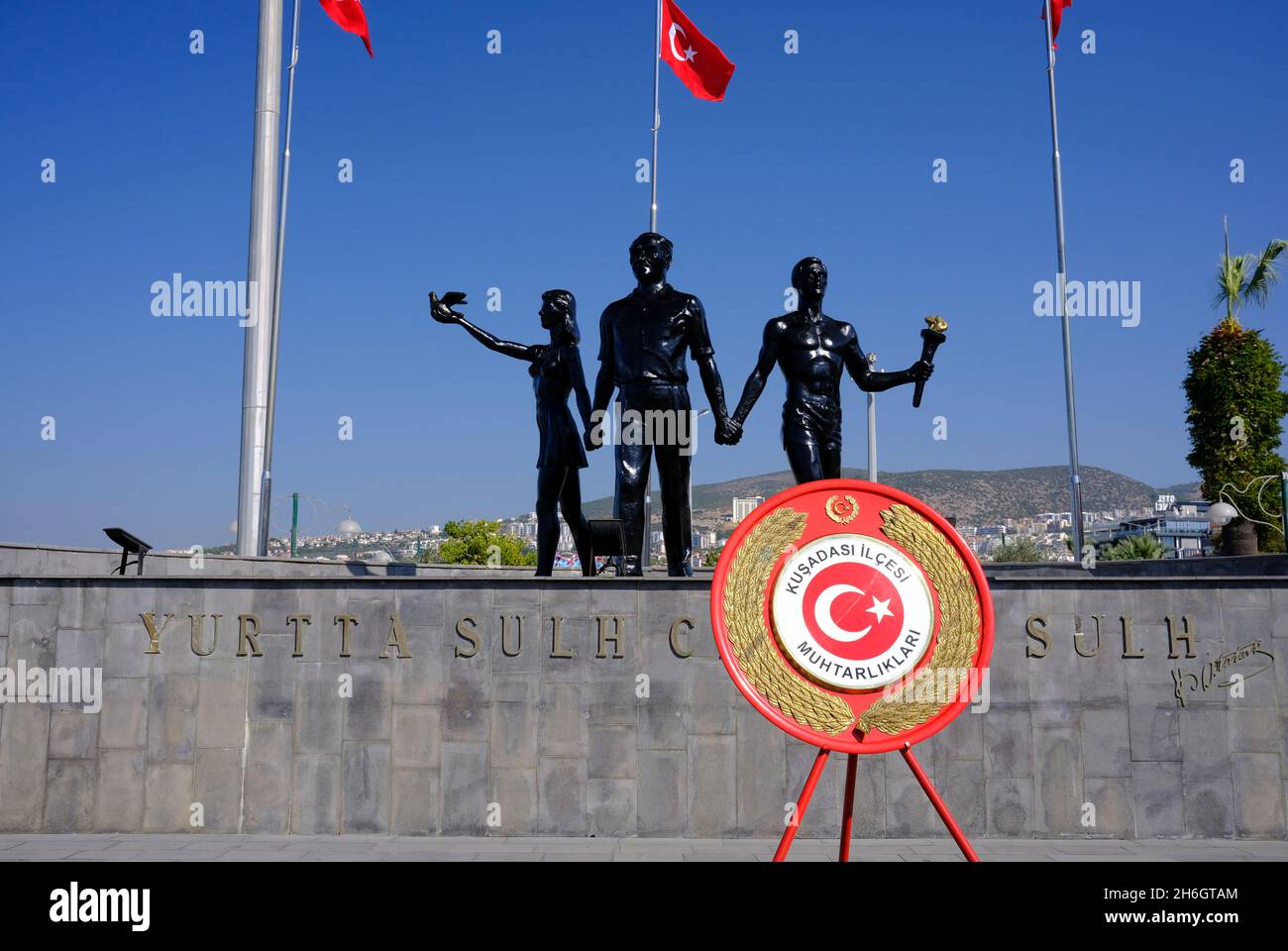 Statue di Ataturk e un giovane uomo e donna a Kusadasi, Turchia. Le statue simboleggiano la pace e la speranza per il futuro Foto Stock