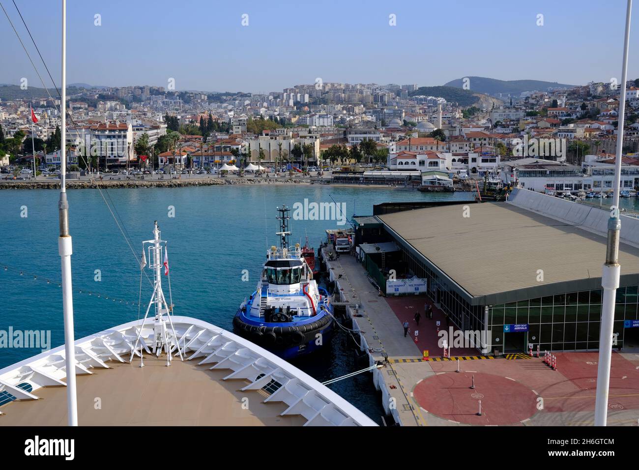 Vista del Tugboat e della città di Kusadasi, Turchia dal ponte di una nave da crociera Foto Stock