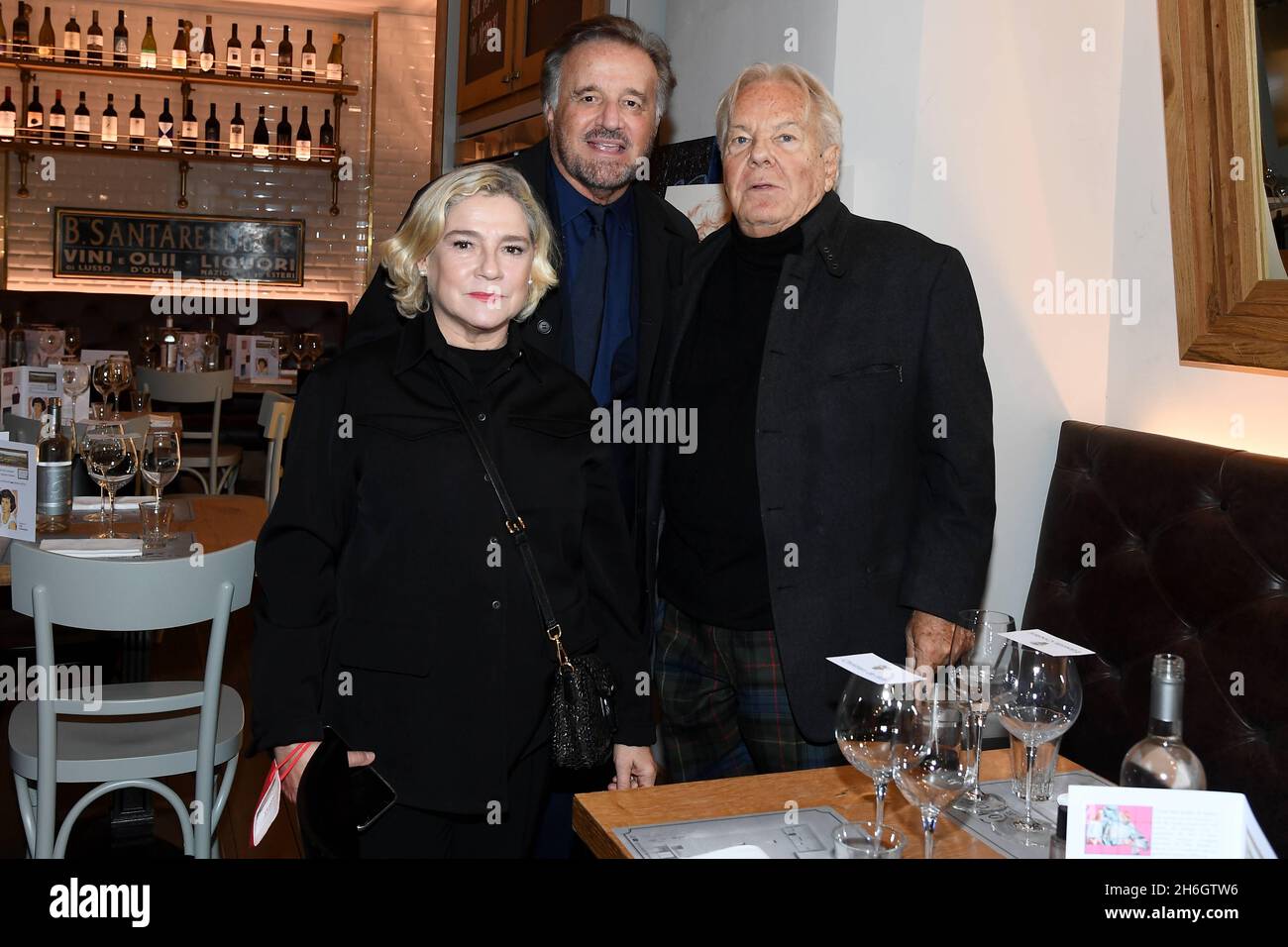 Roma, Italia. 15 Nov 2021. Roma: Ristorante Collegio. Cena per il Premier di 'Jet-set - la dolce vita di massimo'. Nella foto: Christian De Sica con Silvia Verdone e massimo Garcia Credit: Agenzia fotografica indipendente/Alamy Live News Foto Stock