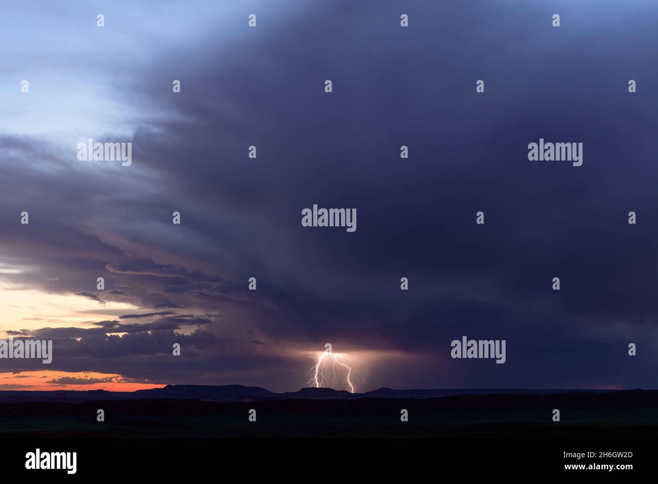 Tempesta di tuoni in lontananza con fulmini sull'Arches National Park, Utah Foto Stock