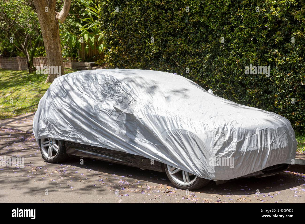 Auto parcheggiata in Sydney Street in Australia, con copertura protettiva contro la pioggia di tutta la vettura, Australia Foto Stock