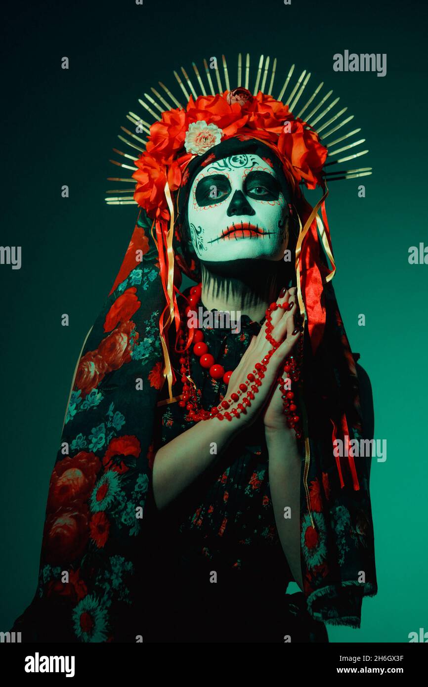 Giovane donna in stile calavera con teschio messicano sul viso Foto stock -  Alamy