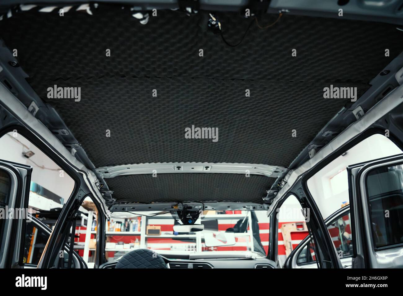 Auto in corso di installazione isolamento acustico. Il tetto dell'auto è  coperto dall'interno con materiale insonorizzato, auto tuning Foto stock -  Alamy