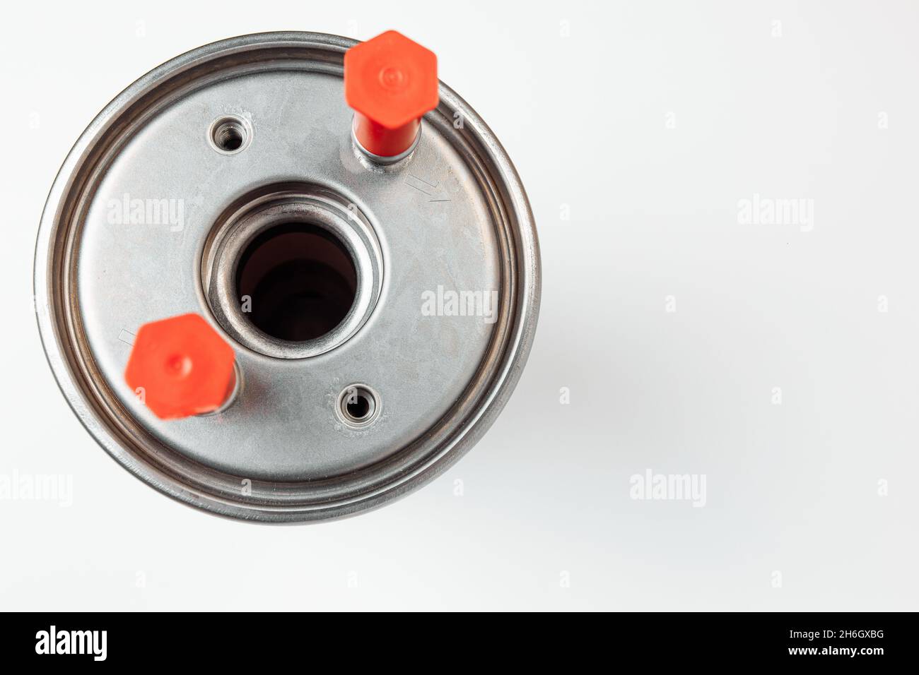 filtro del carburante per motore diesel isolato su sfondo bianco Foto Stock