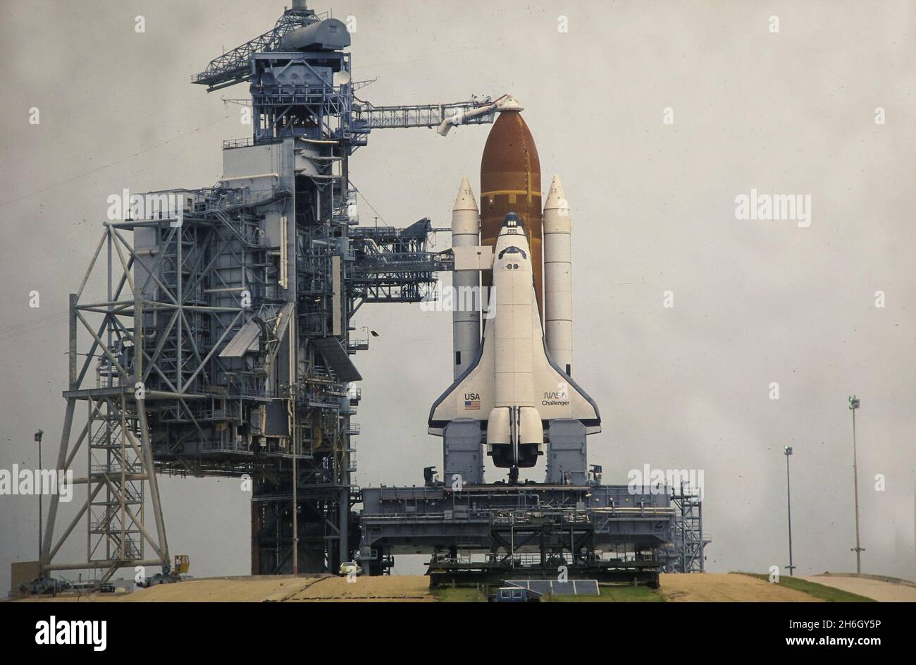 Cape Canaveral Florida USA, 28 agosto 1983: Lo Space Shuttle attende sul portale prima del lancio della prima notte della missione Challenger 8. ©Bob Daemmrich Foto Stock