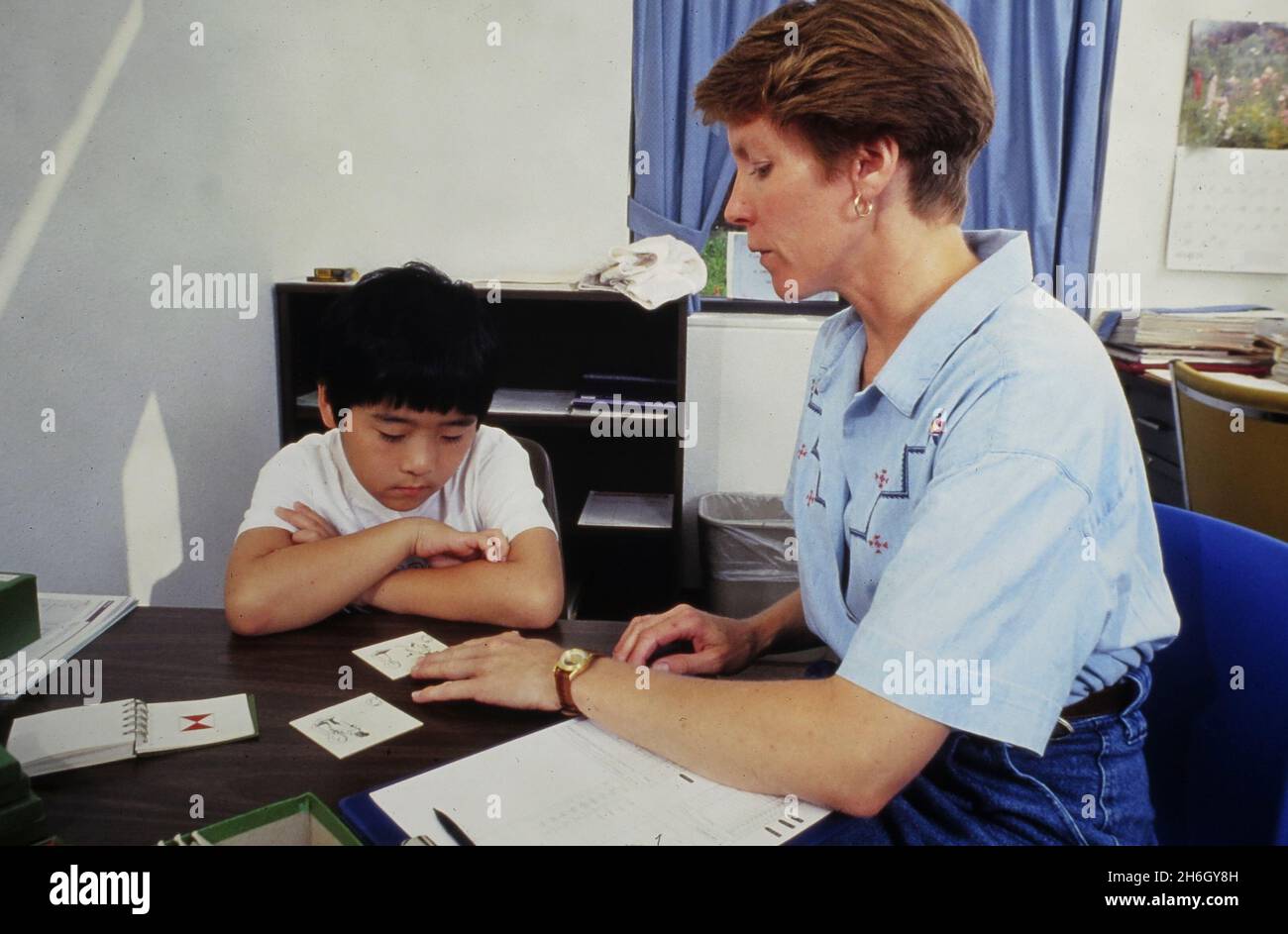 Austin Texas USA,1992: Lo psicologo della scuola amministra IL test psicologico DI WISC allo studente di secondo grado. SIG. EH-0040-0042 ©Bob Daemmrich Foto Stock