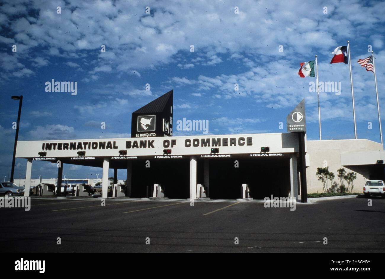 Laredo Texas, circa 1992: Banca Internazionale di Commercio (IBC) Banca drive-through corsie presso la filiale suburbana. ©Bob Daemmrich Foto Stock