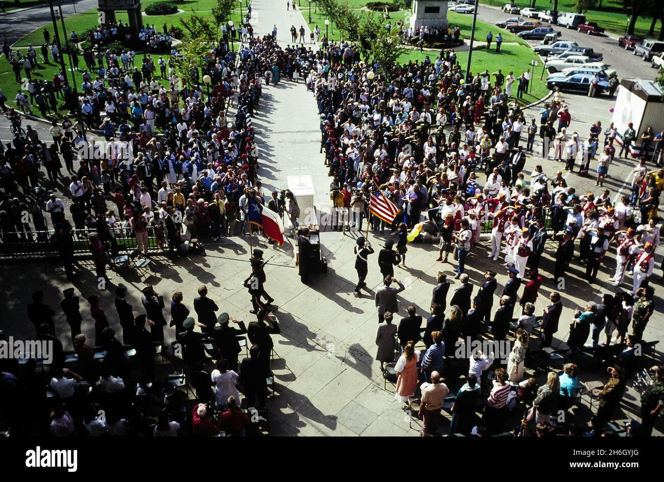 Austin Texas USA, novembre 11 1994: La folla si riunisce di fronte al Campidoglio del Texas per la cerimonia annuale del Veteran's Day. ©Bob Daemmrich Foto Stock