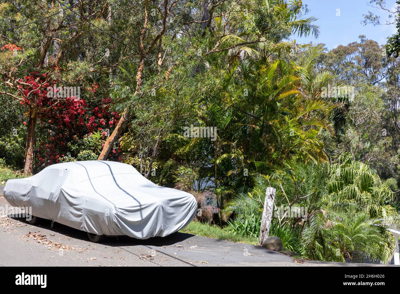 Auto parcheggiata in Sydney Street in Australia, con copertura protettiva contro la pioggia di tutta la vettura, Australia Foto Stock