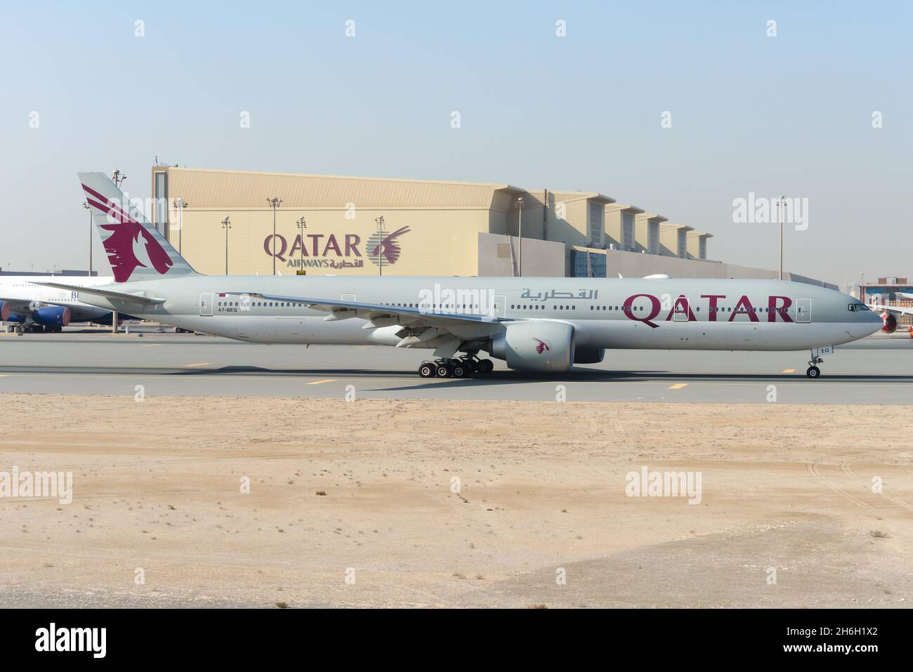 Qatar Airways Boeing 777 aereo all'aeroporto di Doha in Qatar. Volo 777-300ER tassare all'Aeroporto di Doha Hamad. Foto Stock