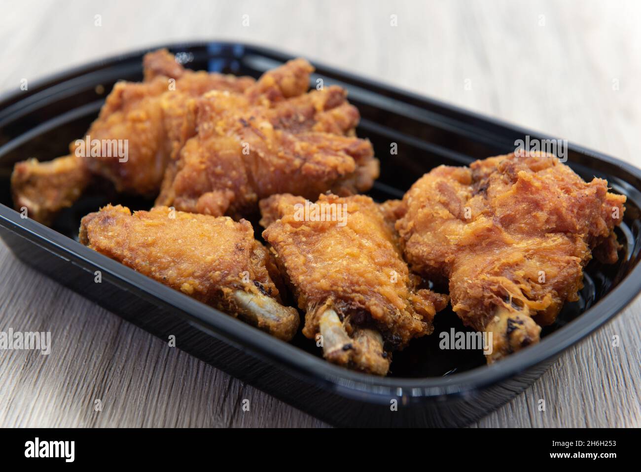Antipasto croccante con ali di pollo fritte. Foto Stock