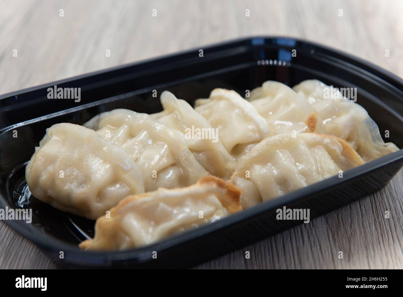 Gli adesivi in pentola bolliti e fritti rendono il perfetto antipasto cinese. Foto Stock