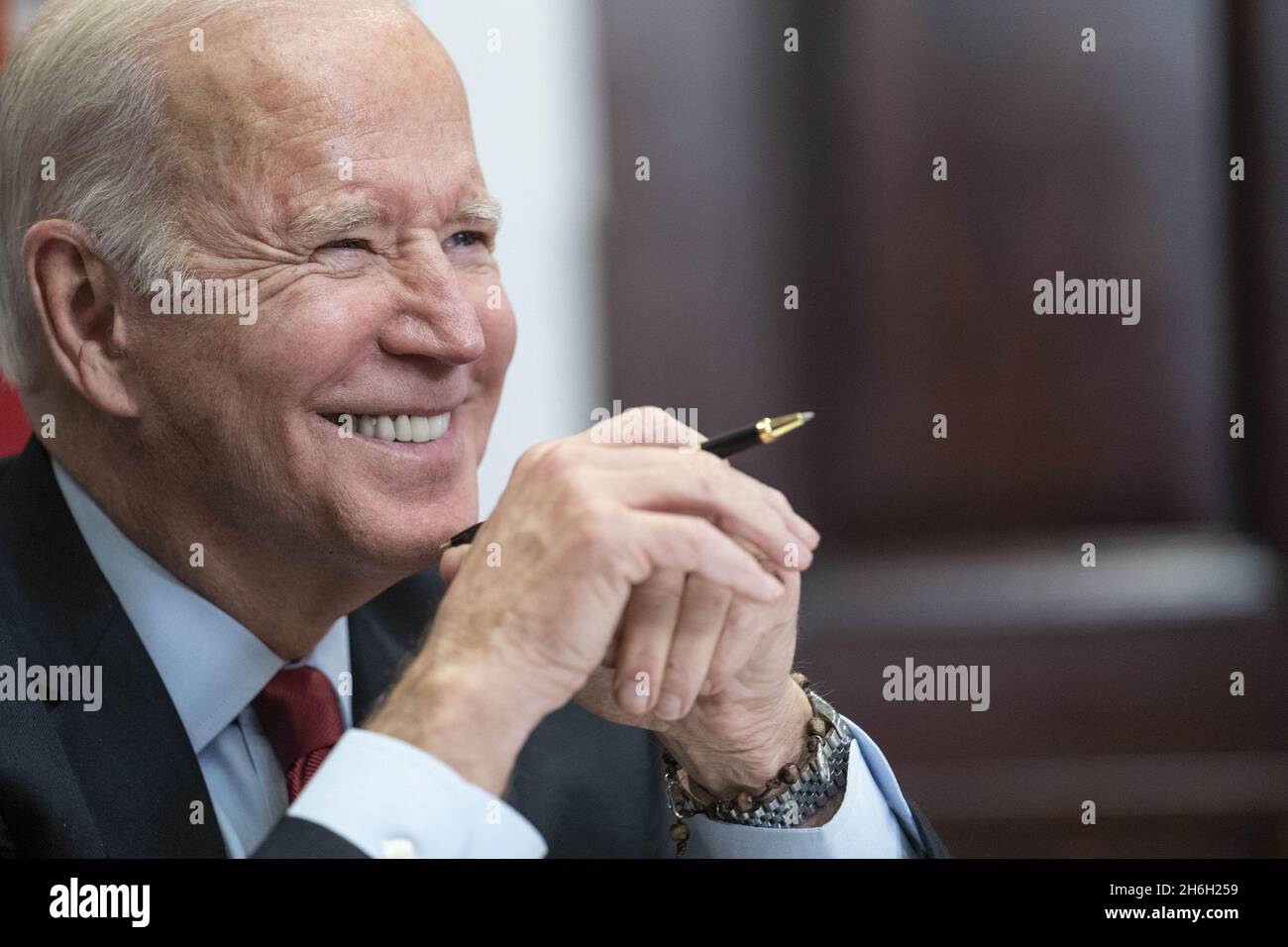 Washington, Stati Uniti. 15 Nov 2021. Il presidente Joe Biden parla durante un vertice virtuale con il presidente cinese Xi Jinping nella Roosevelt Room della Casa Bianca a Washington DC lunedì 15 novembre 2021. Foto di Sarah Silbiger/UPI Credit: UPI/Alamy Live News Foto Stock