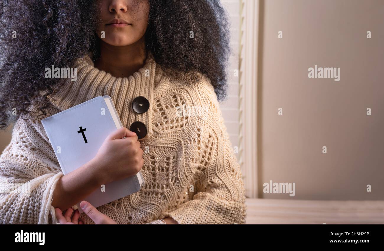Teen Girl christian che tiene la bibbia Santa vicino al cuore, la fede e la credenza. Spazio di copia Foto Stock