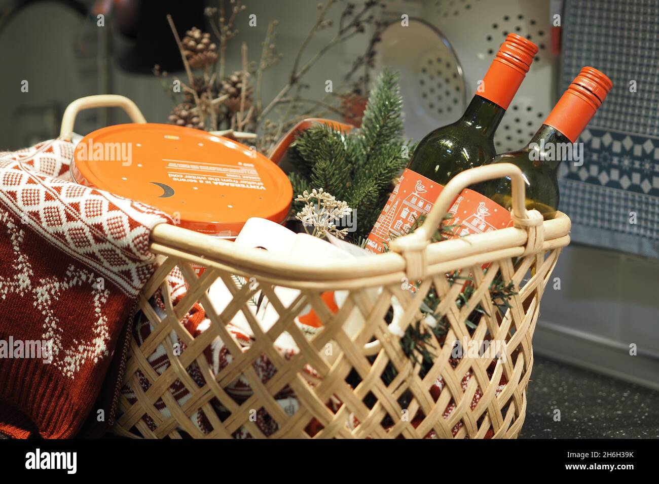 Regalo in primo piano in un cestino. Regalo di Capodanno. Foto Stock