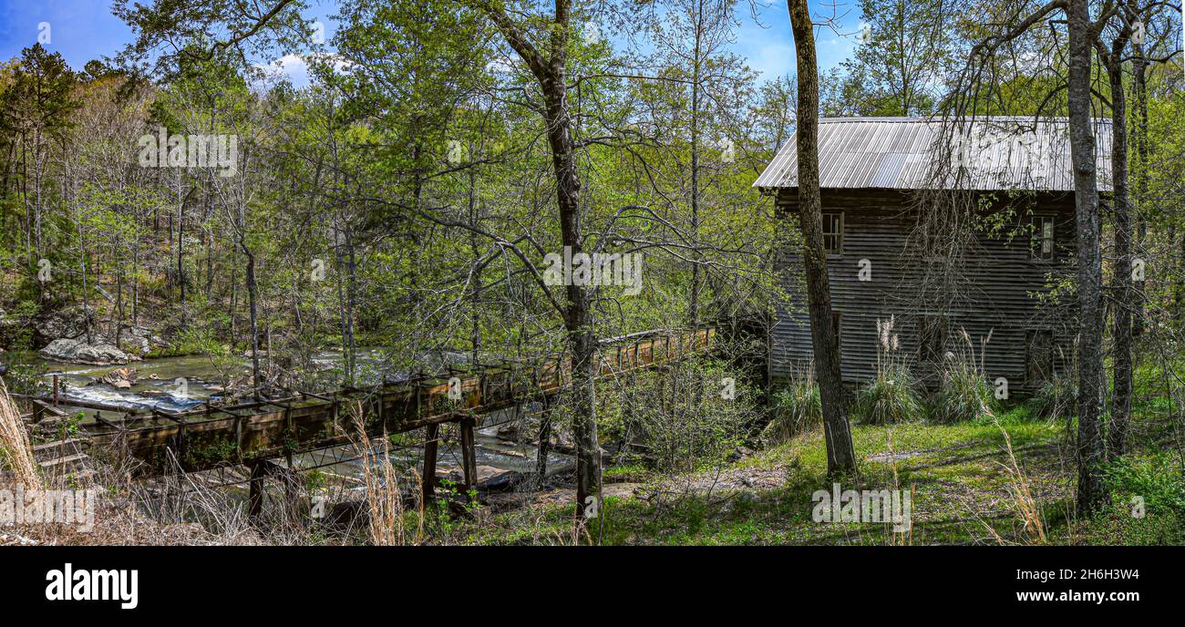 Opelika, Alabama, USA - 7 aprile 2021: Paesaggio dello storico Bean's Mill situato su Halawakee Creek nella contea rurale di Lee in primavera. Foto Stock