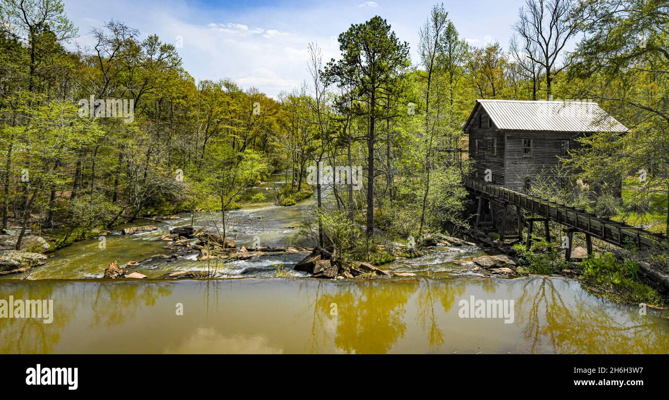 Opelika, Alabama, USA - 7 aprile 2021: Paesaggio dello storico Bean's Mill situato su Halawakee Creek nella contea rurale di Lee in primavera. Foto Stock