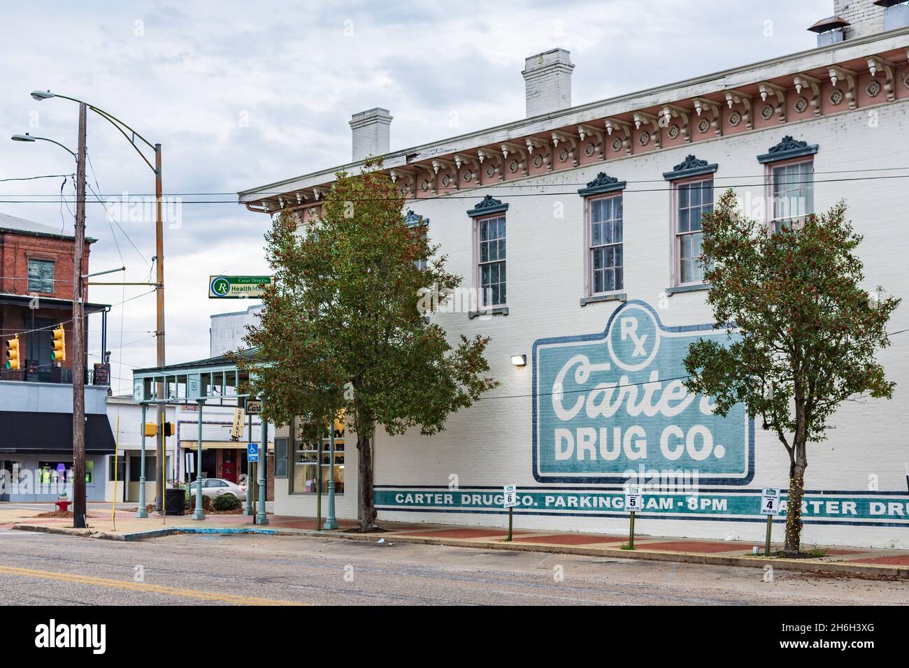 Selma, Alabama, USA - 26 gennaio 2021: Costruzione per carter Drug Company fondata nel 1937 nel centro di Selma. Foto Stock