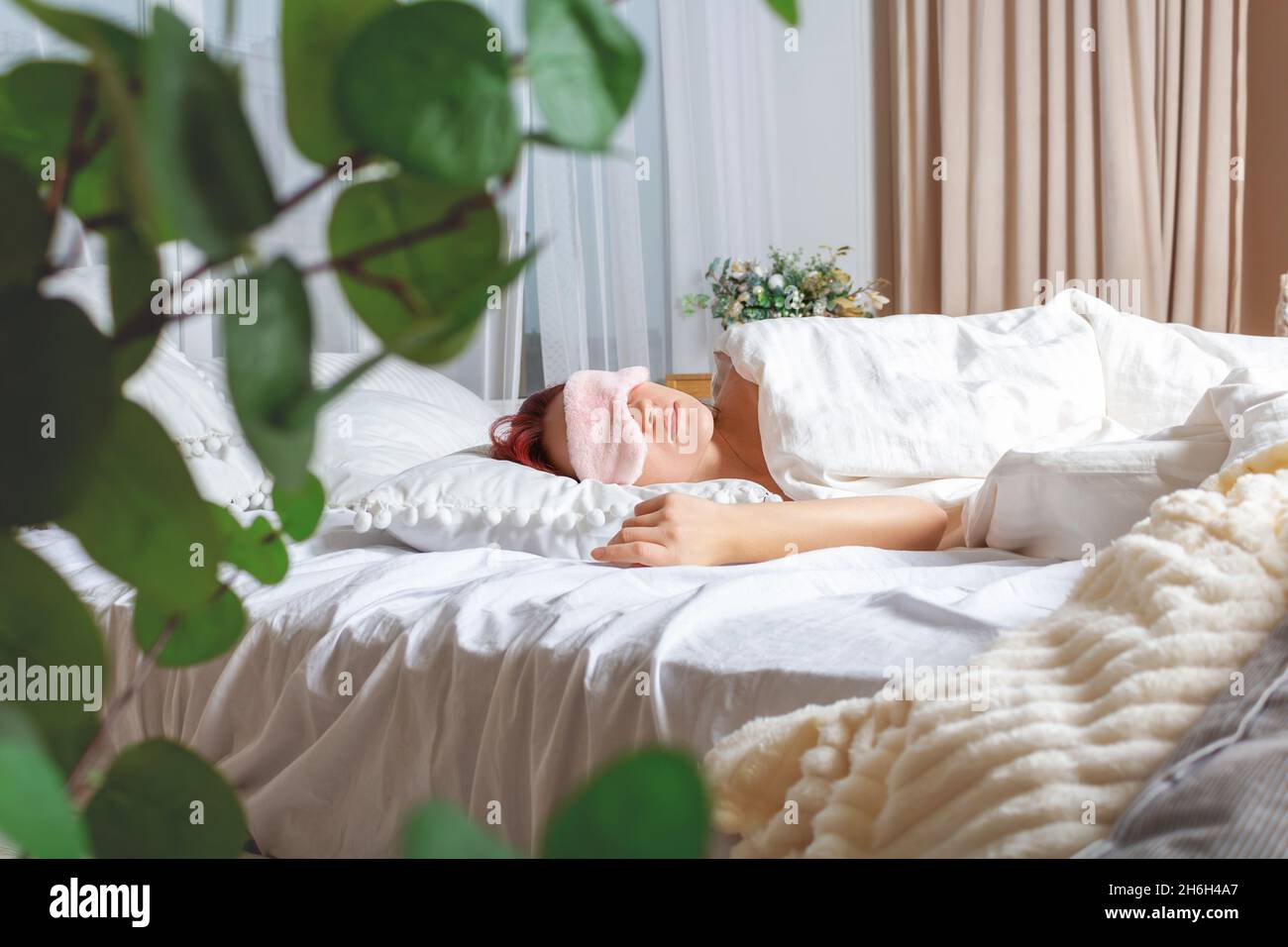 Giovane donna che sbatte a letto con maschera Foto stock - Alamy