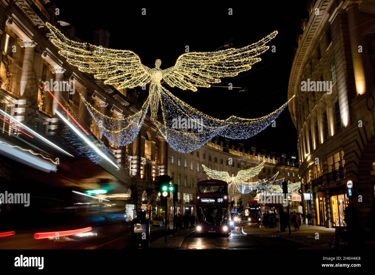 Londra, Regno Unito. 15 Nov 2021. La luce di Natale si è accesa su Regent Street per la notte. Le luci di Natale in vari luoghi di londra si stanno accendendo in queste poche settimane con l'avvicinarsi del Natale. (Foto di Hesther ng/SOPA Images/Sipa USA) Credit: Sipa USA/Alamy Live News Foto Stock