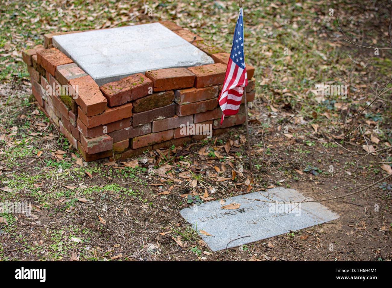 Orrville, Alabama, USA - 26 gennaio 2021: Tomba e bandiera americana di un soldato sconosciuto della Guerra civile al Parco Archeologico di Old Cahalba. Foto Stock