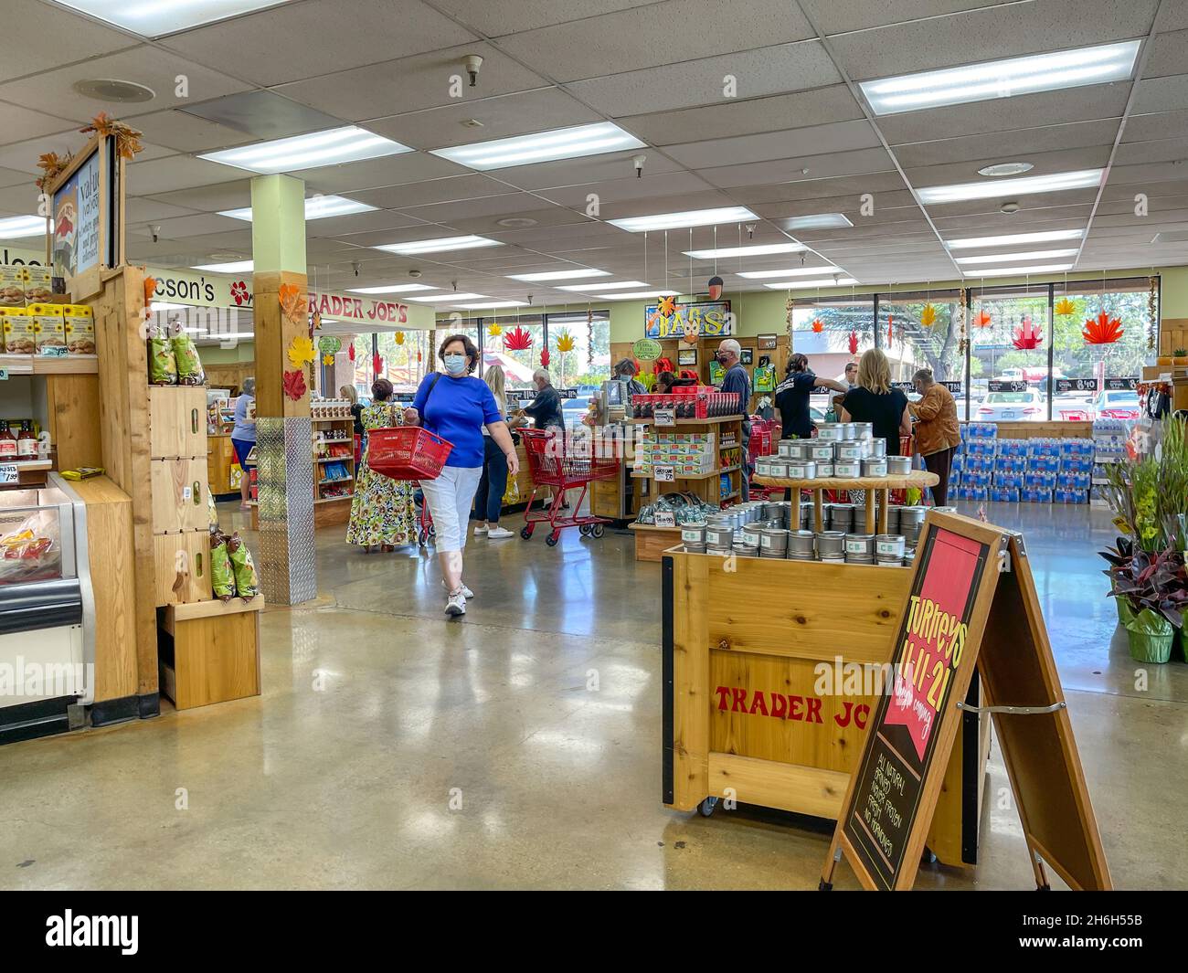 All'interno di un popolare negozio di alimentari Trader Joe. Foto Stock