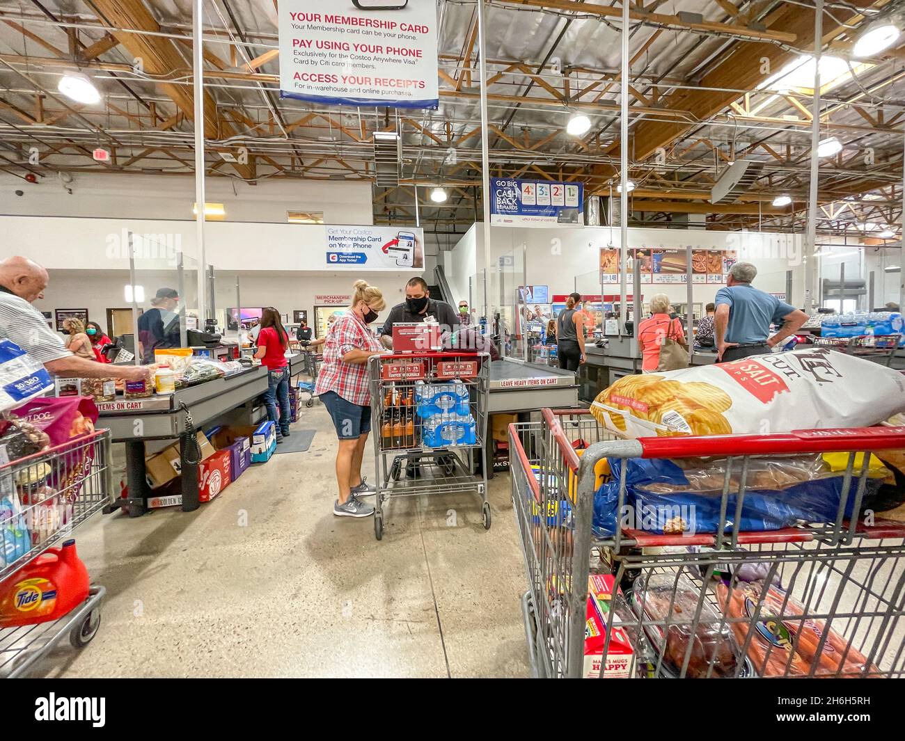 Persone alla linea di checkout a Costco Wholesale. Foto Stock