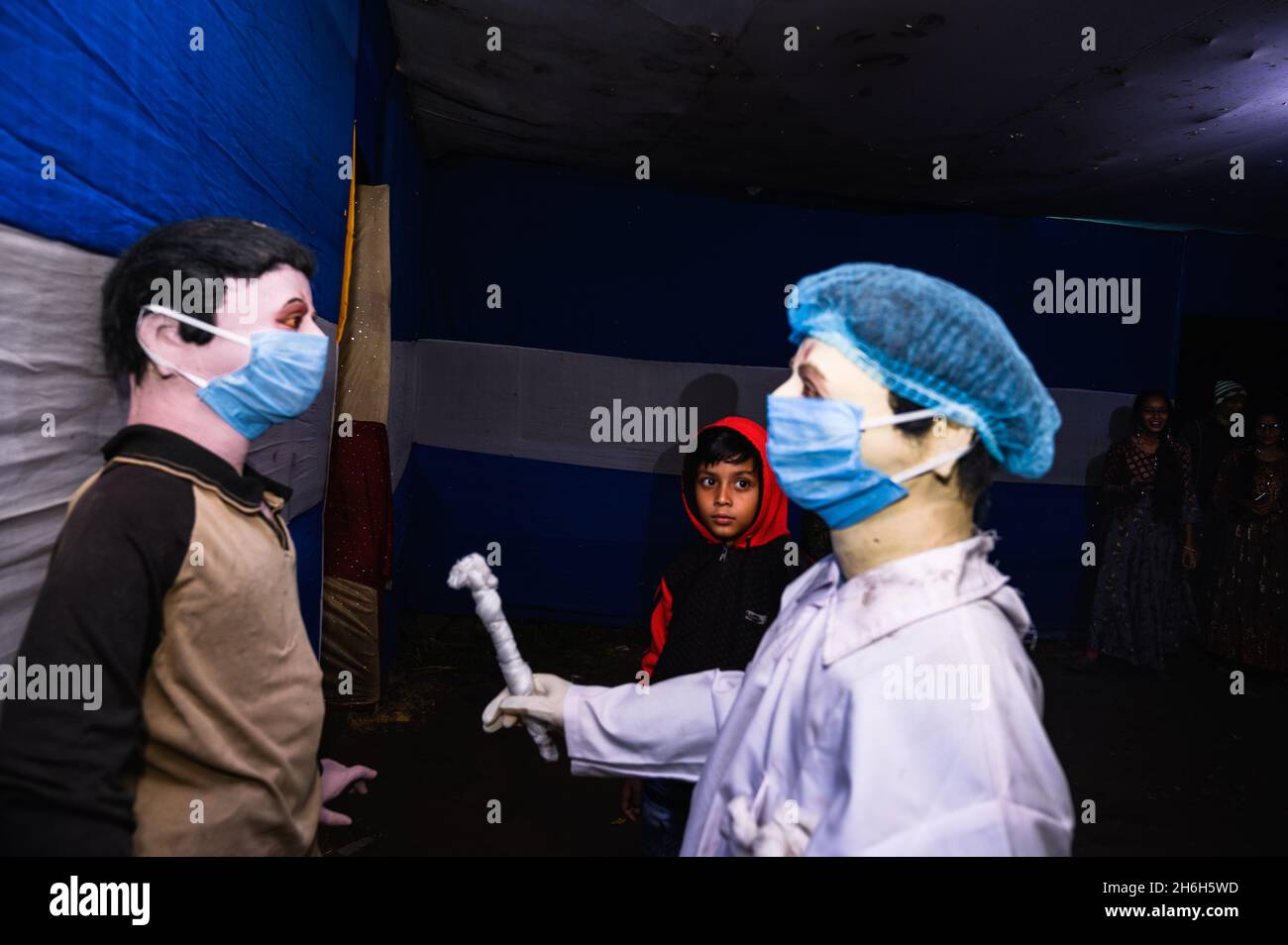 Tehatta, Bengala Occidentale, India. 14 novembre 2021. Secondo i dati del Ministero della Sanità dell'Unione, diversi stati/UTS hanno segnalato un aumento del numero di nuovi casi del Covid-19 durante la settimana conclusasi a novembre 14. Secondo un recente rapporto, l'India registra 10,229 nuovi casi di Covid-19, 125 morti. Alcune statue di argilla sono state fatte per aumentare la consapevolezza su Covid tra gli abitanti del villaggio e la maggior parte delle persone che vengono a vedere quelli non sono consapevoli della sicurezza da coronavirus, non indossare maschere, e raccogliere a Tehatta. (Credit Image: © Soumyabrata Roy/Pacific Press via ZUMA Press Wire) Foto Stock