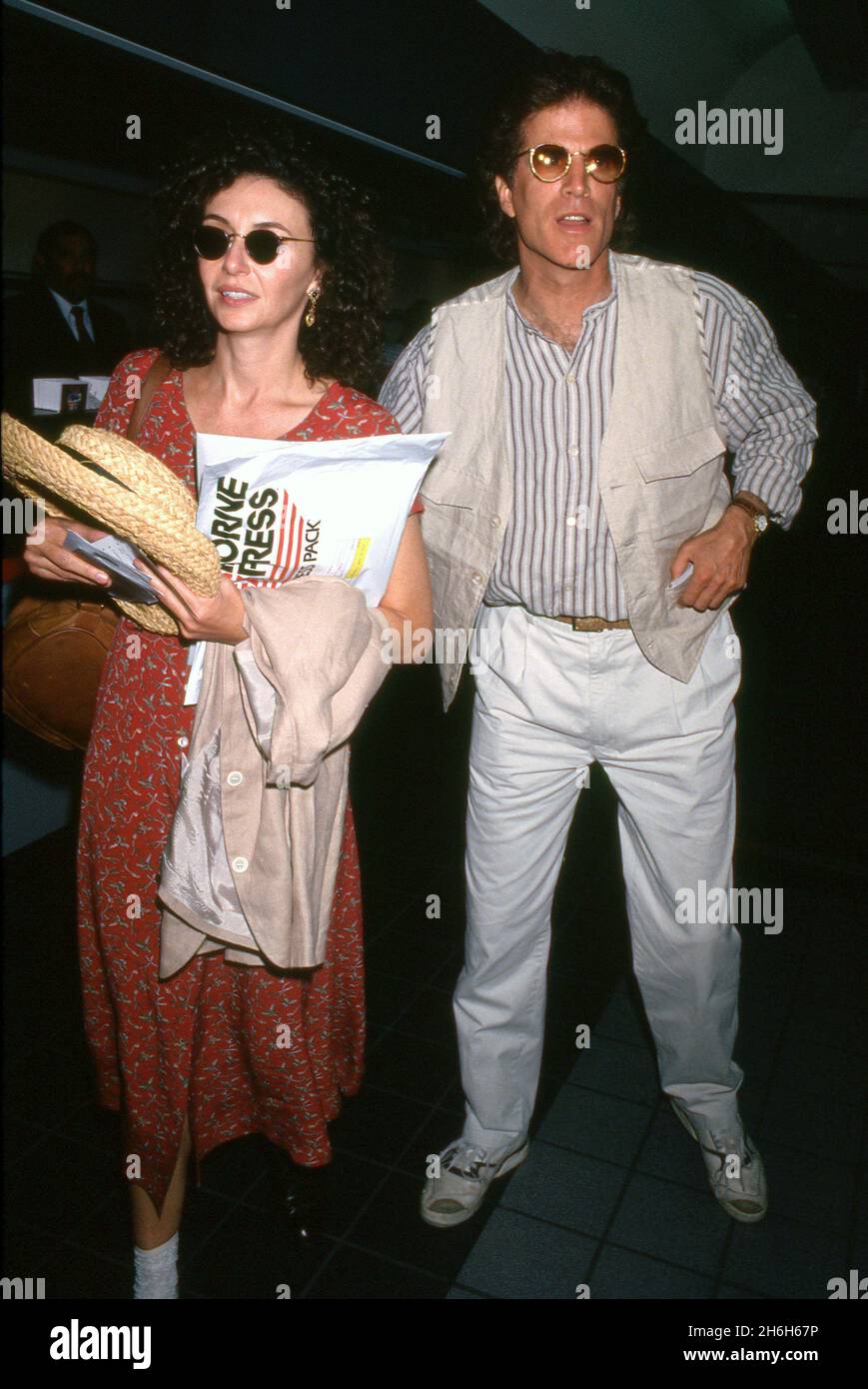 Mary Steenburgen e Ted Danson avvistano all'Aeroporto Internazionale di Los Angeles - 7 Aprile 1994 a LAX a Los Angeles, California Credit: Ralph Dominguez/MediaPunch Foto Stock