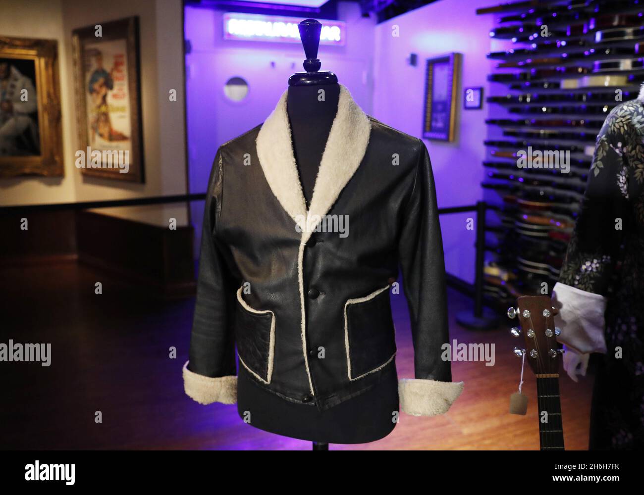 New York, Stati Uniti. 15 Nov 2021. La giacca in pelle Fred Segal di Elvis Presley è in mostra presso Julien's Auctions Icons & Idols: Rock 'N Roll in anteprima presso l'Hard Rock Cafe New York martedì 15 novembre 2021 a New York. Foto di John Angelillo/UPI Credit: UPI/Alamy Live News Foto Stock