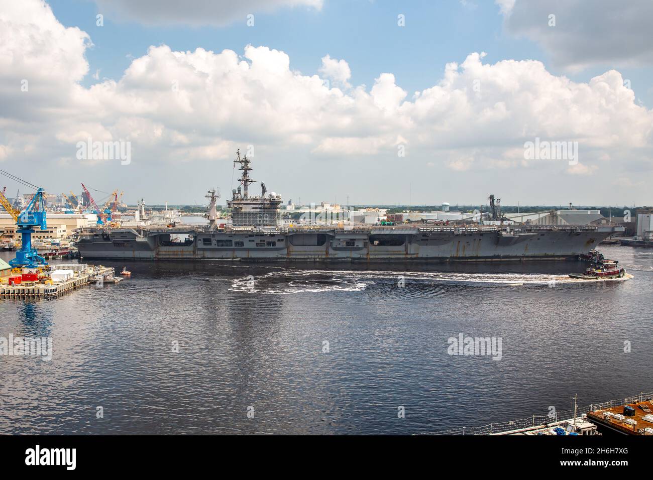 La USS Dwight D. Eisenhower arriva al cantiere navale di Norfolk per la sua disponibilità incrementale pianificata. Foto Stock