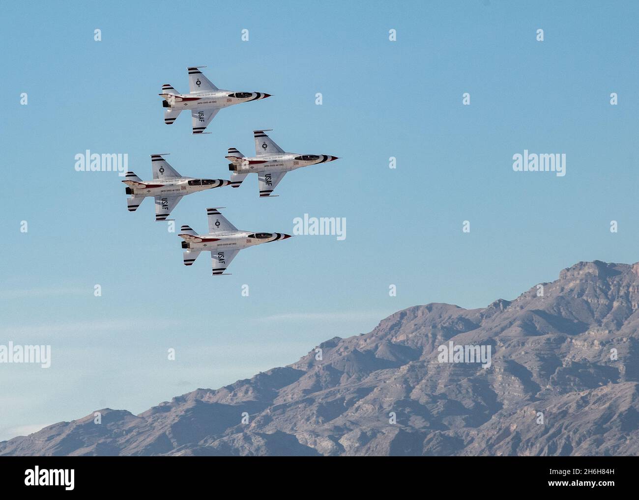 Lo Squadron "Thunderbirds" della dimostrazione aerea dell'aviazione militare degli Stati Uniti si esibisce in un'alta pratica prima della loro dimostrazione finale della stagione 2021 il 10 novembre 2021, presso la base dell'aeronautica di Nellis, Nevada. Il team ha diverse iterazioni della propria demo per adattarsi alle diverse condizioni meteorologiche e di visibilità. (STATI UNITI Air Force foto di Tech. SGT. Nicolas A. Myers) Foto Stock