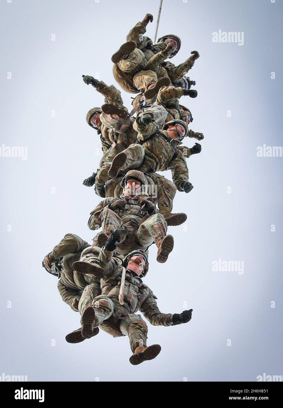 I soldati con la terza squadra di combattimento della Brigata, la 101a divisione Airborne (Air Assault) conducono l'addestramento speciale del sistema di inserimento/estrazione della pattuglia (SPIE) con la 101a brigata dell'aviazione di combattimento e la scuola dell'assalto dell'aria di Sabalauski nell'area di addestramento di Campbell di Fort 14 novembre 2021. Lo scopo dell'addestramento è quello di familiarizzare i soldati con le operazioni degli aerei e di aumentare la disponibilità all'attacco aereo. (STATI UNITI Esercito foto di: Staff Sgt. Michael Eaddy) Foto Stock