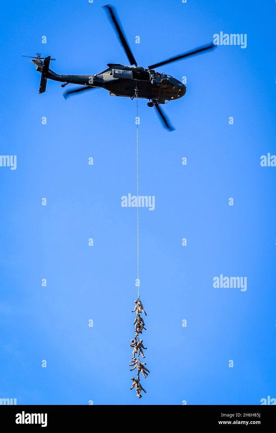 I soldati con la terza squadra di combattimento della Brigata, la 101a divisione Airborne (Air Assault) conducono l'addestramento speciale del sistema di inserimento/estrazione della pattuglia (SPIE) con la 101a brigata dell'aviazione di combattimento e la scuola dell'assalto dell'aria di Sabalauski nell'area di addestramento di Campbell di Fort 14 novembre 2021. Lo scopo dell'addestramento è quello di familiarizzare i soldati con le operazioni degli aerei e di aumentare la disponibilità all'attacco aereo. (STATI UNITI Esercito foto di: Staff Sgt. Michael Eaddy) Foto Stock